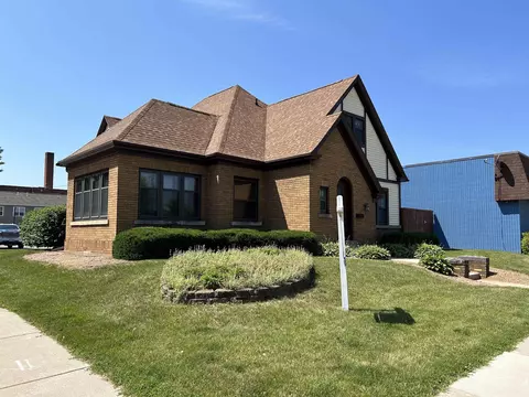 136 E Division St, Shawano, WI 54166 photo 2