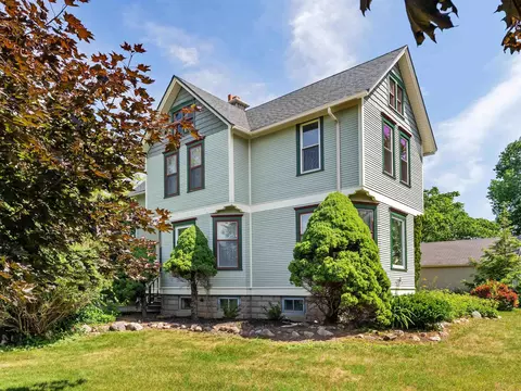 136 N Packer Dr, Manitowoc, WI 54220