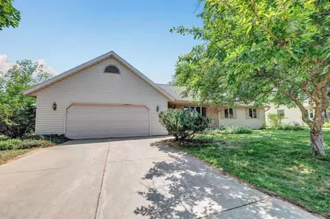 1615 Kalahari Dr, Green Bay, WI 54313