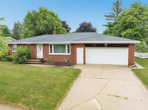 1951 Hillview Dr, Green Bay, WI 54302