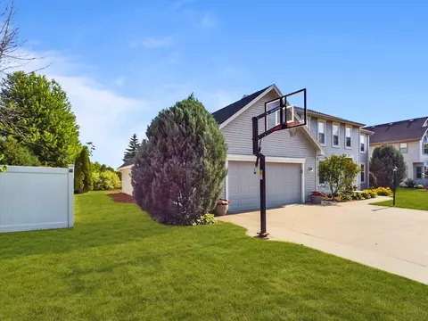 1917 Hulke Dr, Appleton, WI 54915 photo 3
