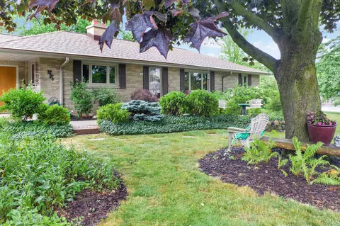 1109 Sunset Ct, Grafton, WI 53024
