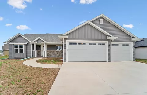 3620 Don Degroot Dr, Kaukauna, WI 54130