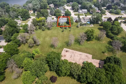 3215 E Crestview Dr, Appleton, WI 54915 photo 2
