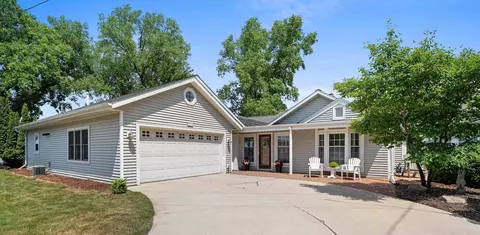 2582 River Ln, Green Bay, WI 54301