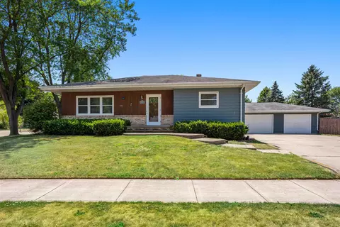 1765 Chatham Dr, Oshkosh, WI 54904
