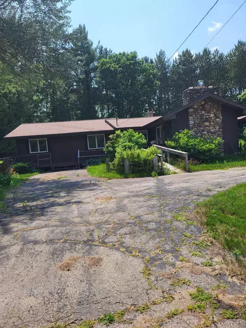 5473 Cardinal Rd, Gillett, WI 54124