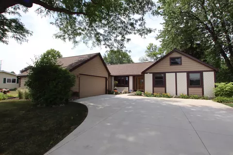 101 Barton Rd, Oshkosh, WI 54904