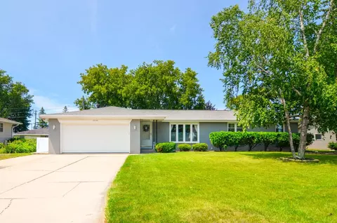 2230 Barberry Ln, Green Bay, WI 54304