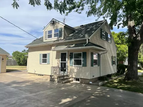 453 Hickory St, Omro, WI 54963