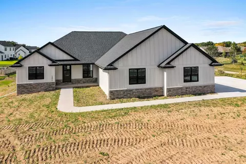 2896 Creekwood Dr, Green Bay, WI 54311