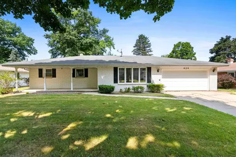 424 Carrie Ln, Green Bay, WI 54303