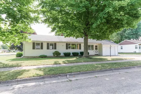 41 West St, Clintonville, WI 54929