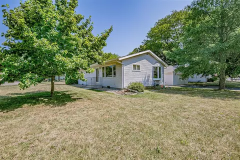 719 Woodfield Ct, Neenah, WI 54956