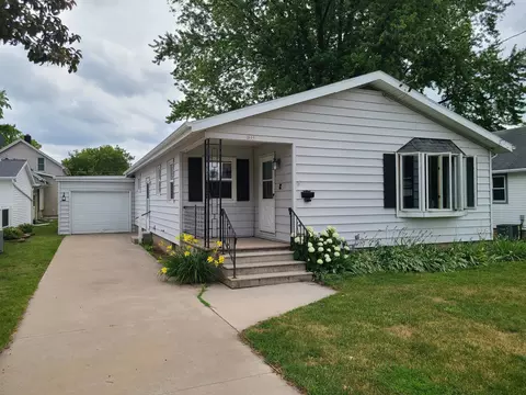 809 W 6th Ave, Oshkosh, WI 54902