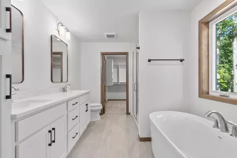Bath - 2956 E Aquamarine Ave, Appleton, WI 54913 photo 2 of 8
