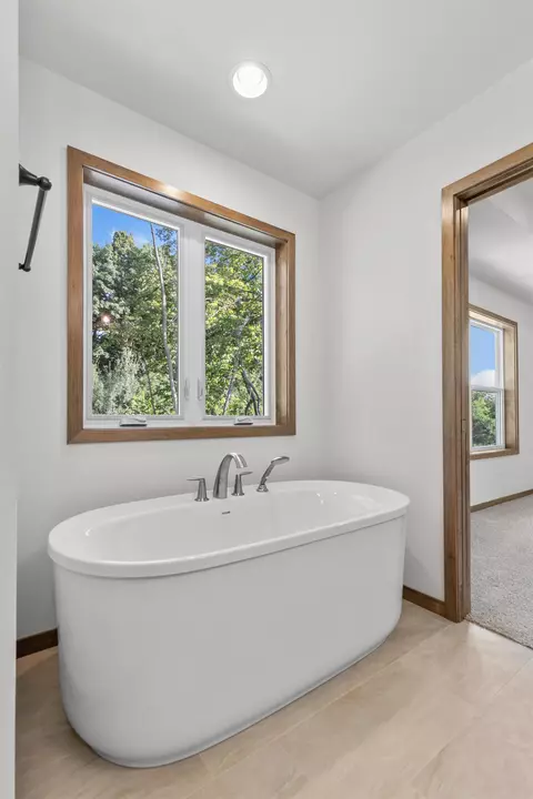 Bath - 2956 E Aquamarine Ave, Appleton, WI 54913 photo 5 of 8