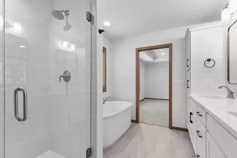 Bath - 2956 E Aquamarine Ave, Appleton, WI 54913 photo 4 of 8