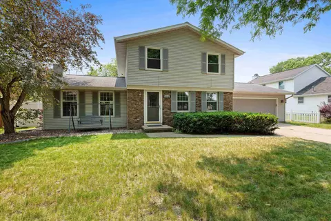 2712 Old Coach Rd, Green Bay, WI 54302