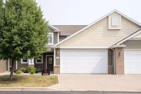 1734 Oak Hollow Ln, Neenah, WI 54956