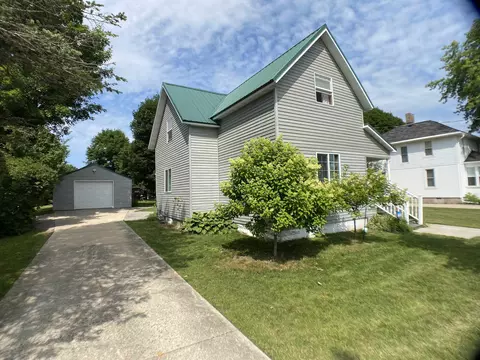 137 S Birch Ave, Gillett, WI 54124