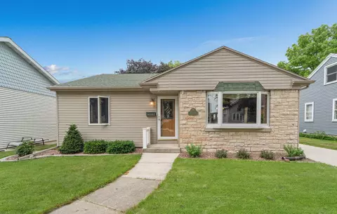 1039 N 13th St, Manitowoc, WI 54220