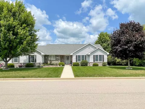5 Nicholas Ct, Oakfield, WI 53065