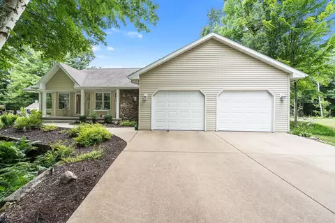2136 Wildwood Dr, Suamico, WI 54173