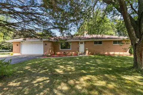 1902 Mary Ln, Neenah, WI 54956