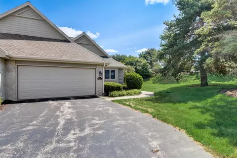 n22w24010 Cloister Cir, Pewaukee, WI 53072