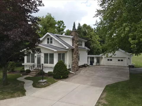 230 High St, Clintonville, WI 54929