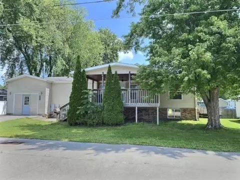 4218 8th St, Menominee, MI 49858