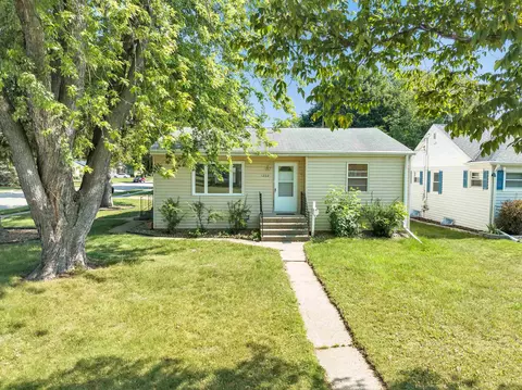1202 Hickory Hill Dr, Green Bay, WI 54304