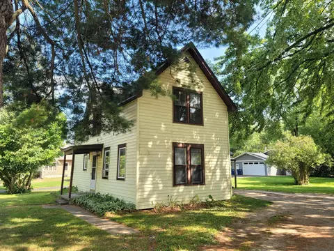 430 E State St, Iola, WI 54945