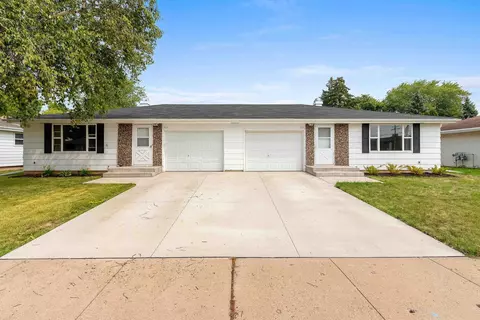 921 Gay Dr, Neenah, WI 54956