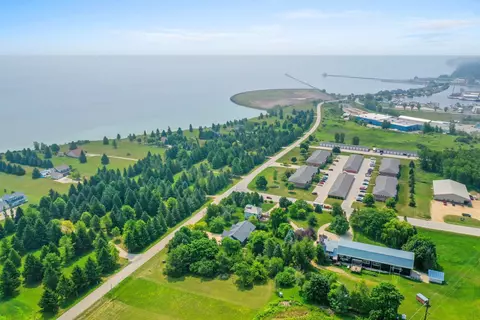 711 Lakeshore Dr, Kewaunee, WI 54216