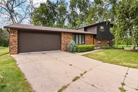 825 Gregory Pl, Howard, WI 54313