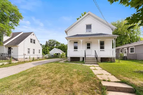 253 W 19th Ave, Oshkosh, WI 54902