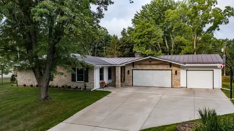 416 S Harrison St, Waupaca, WI 54981