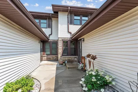 824 S Westhaven Pl #E, Appleton, WI 54914