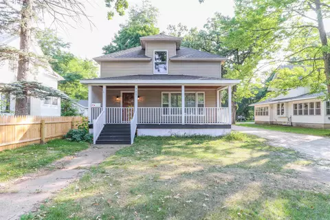 707 School St, Waupaca, WI 54981