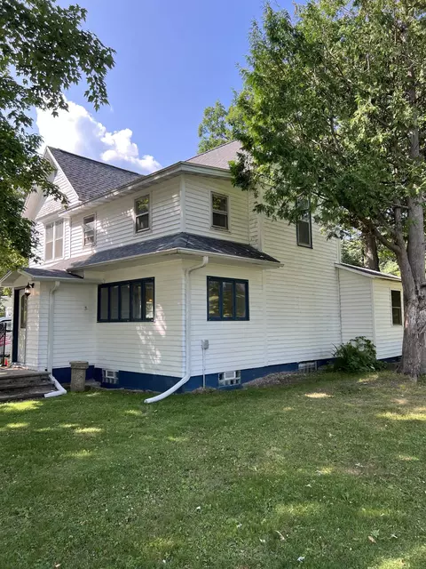 525 E State St, Iola, WI 54945 photo 3