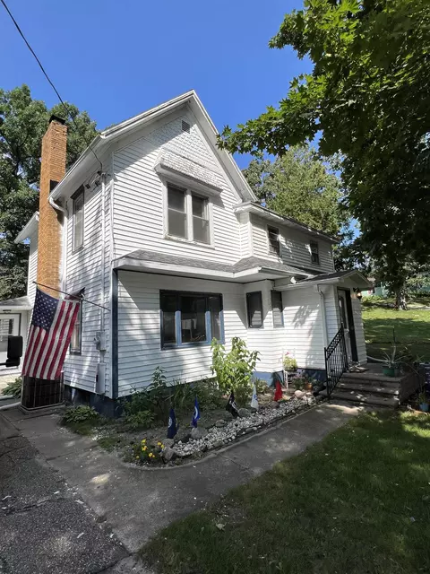 525 E State St, Iola, WI 54945 photo 2