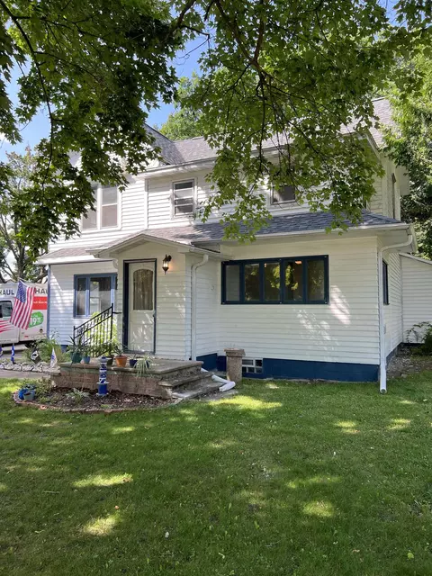 525 E State St, Iola, WI 54945