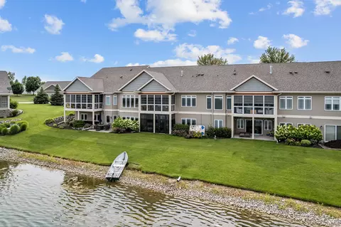 1353 Prairie Lake Cir, Neenah, WI 54956