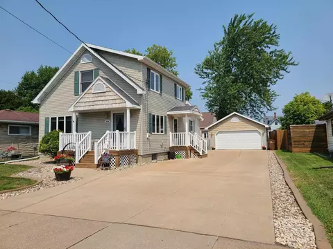 820 5th St, Menasha, WI 54952