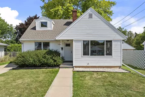 1086 Roscoe St, Green Bay, WI 54304