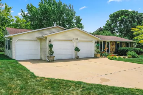 2205 Lucerne Cir, Green Bay, WI 54311