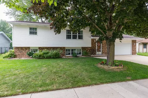 1715 Brentwood Dr, Oshkosh, WI 54904