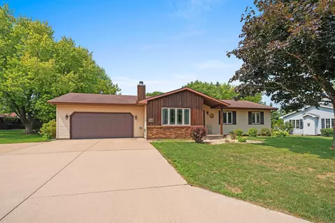 661 N Oakwood Rd, Oshkosh, WI 54904